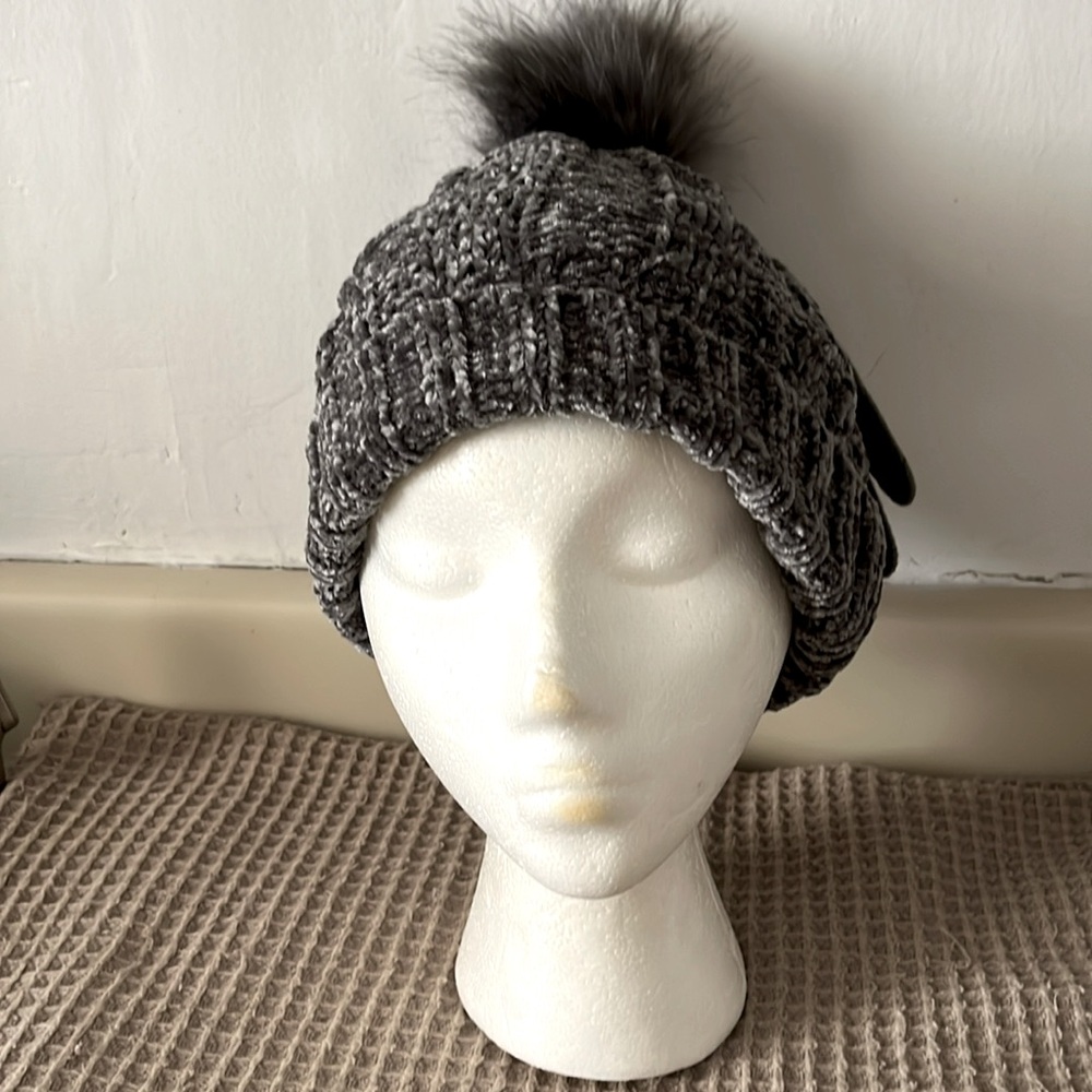 Tahari hat and gloves set.